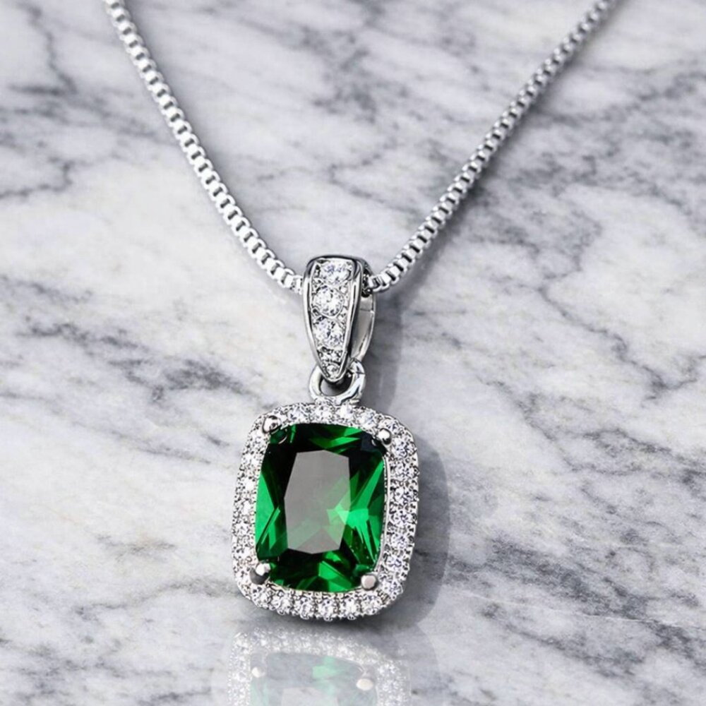 "Fiona" Emerald Green Silver Pendant Necklace - Picture 2 of 2